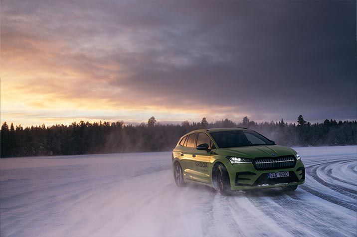 7,351 kilométert driftelve állított fel a jégen két GUINNESS-világrekordot a Škoda Enyaq RS 𝗶V